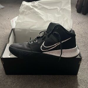 Kyrie flytrap IV